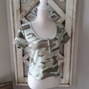 Derek Heart Women's Junior Large Short Sleeve Crop Top T-Shirt Tee Green Camo